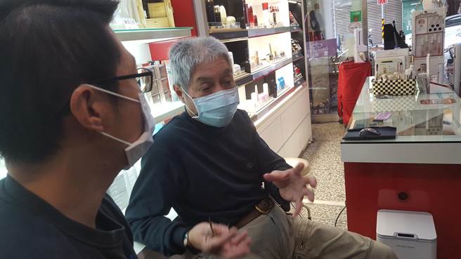 高嘉瑜父親表示，這些事家人看在眼裡很心酸，只能躲在沒有人的地方哭。（陳彩玲攝）