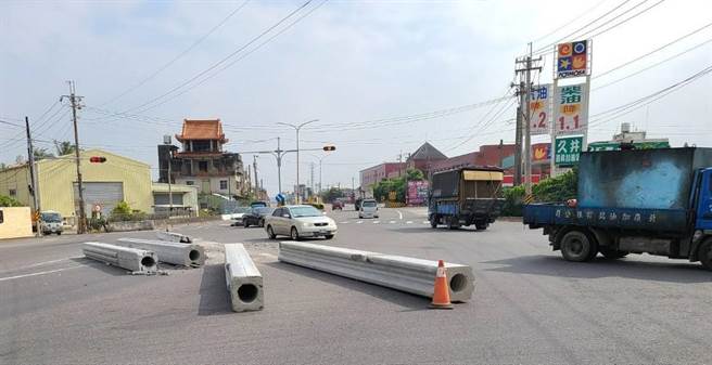 陳姓男子1日中午12時許駕駛拖板車行經路竹區中山南路與民主路口，車上的空心水泥柱沒有綁好，導致空心水泥柱散落一地，幸好沒有造成用路人受傷。（翻攝照片／林瑞益高雄傳真）