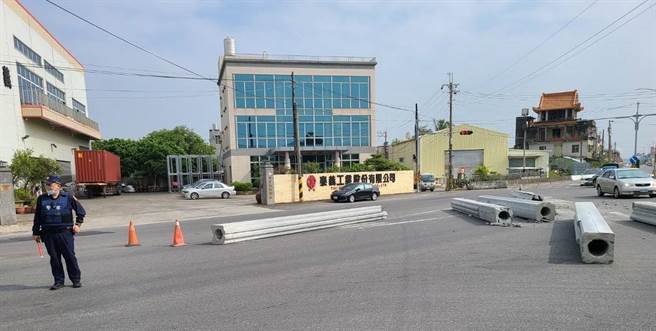 陳姓男子1日中午12時許駕駛拖板車行經路竹區中山南路與民主路口，車上的空心水泥柱沒有綁好，導致空心水泥柱散落一地。湖內警方獲報到場指揮交通。（翻攝照片／林瑞益高雄傳真）