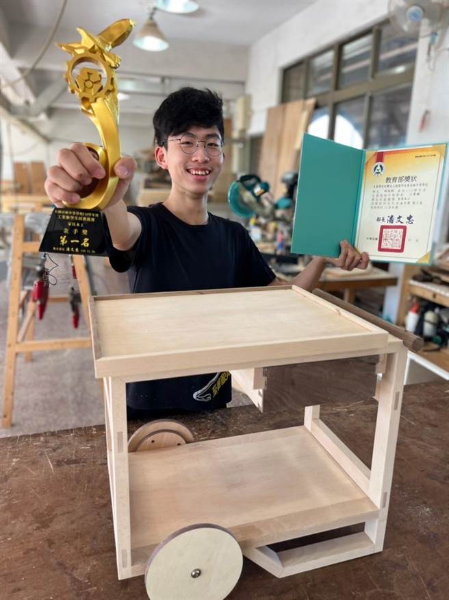桃園至善高中林冠程勇奪工業類學生技藝競賽金手獎。(校方提供／呂筱蟬桃園傳真)