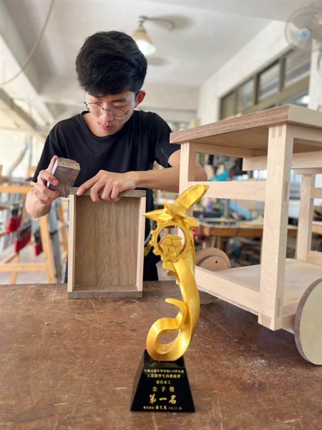 桃園至善高中林冠程勇奪工業類學生技藝競賽金手獎。(校方提供／呂筱蟬桃園傳真)