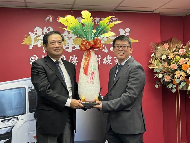 （和润企业加速发展重车分期业务，成立专责子公司和劲企业1日开业，和润董事长刘源森将好彩头颁发给和劲副总经理杜俊毅。图／业者提供）
