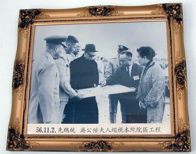 石室内客厅挂着先总统蒋公与夫人生前巡视中科院工程照片。（罗平翻摄）