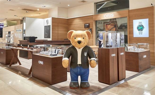 ORIS板橋大遠百的「Watch & Coffee」複合店開幕，可愛泰迪熊迎賓，還可一邊品嘗咖啡、一邊賞表，更添品味。（ORIS提供）