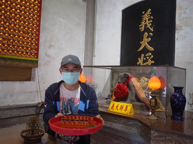 保佑「毛小孩」，云林县北港镇义民庙推出宠物幸运沙。（张朝欣摄）