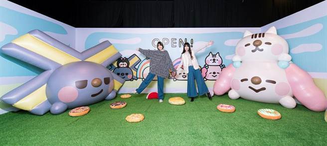 （超萌「OPEN!家族X卡娜赫拉」联名造型大气球，在高雄独家现身。图／梦时代提供）
