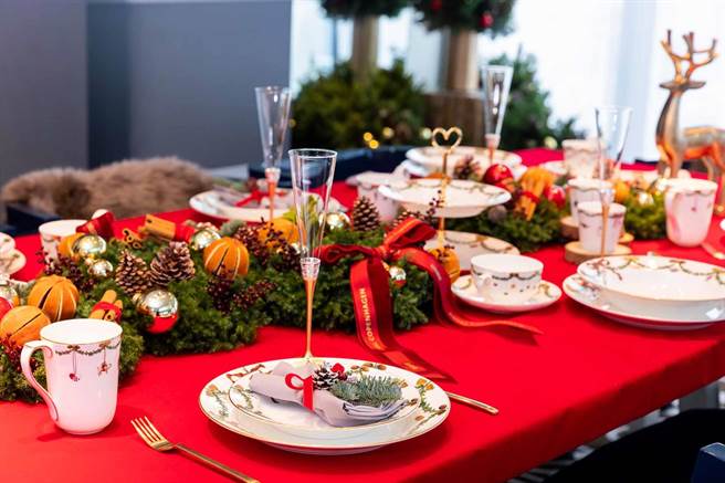 皇家哥本哈根Royal Copenhagen以「經典聖誕系列」點綴餐桌，營造耶誕氣息。（Royal Copenhagen提供）