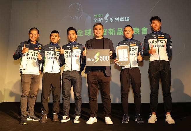 Team Bryton Icefield車手們與Bryton群力科技執行長王聖慜一同宣布Rider S500上市。（陳筱琳攝）