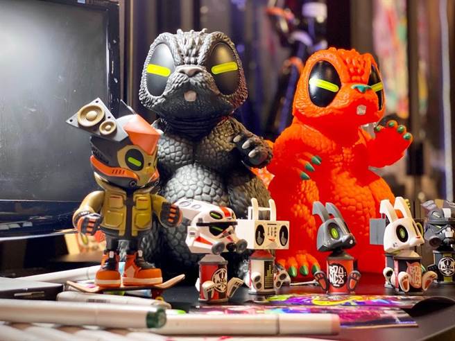 三創生活園區就率先在12月8日前展出了第2屆「都市怪獸造型創作大賽」，更現場還原BOUNCE老師工作室讓粉絲拍照。（三創生活園區提供）