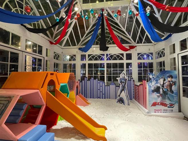 ATT e Life就將於明年1月2日前推出「激安！勇者大人們的年末採購祭！」，更特別與《天竺鼠車車》及《超人力霸王》打造玻璃雪屋。（ATT e Life提供）