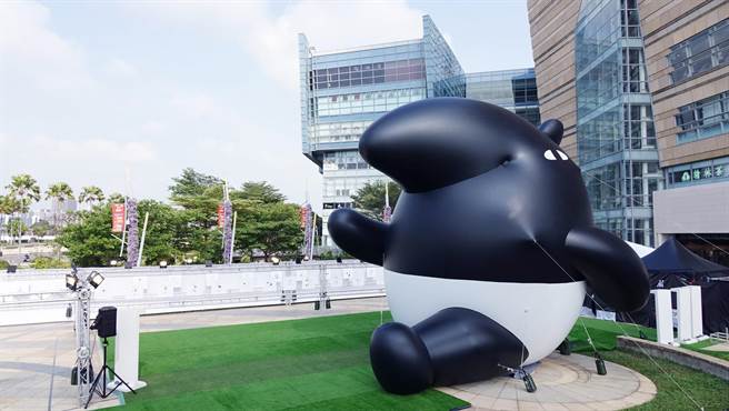 統一時代百貨高雄店在13日前帶來了人氣的「國際知名插畫家Cherng」年度力作《國插週報：人間不思議》特展，現場有8米高的跑貘氣球讓粉絲拍照。（統一時代百貨高雄店提供）