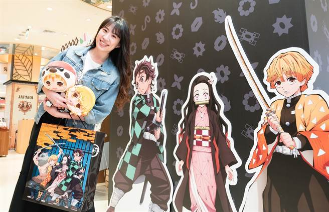 統一時代百貨高雄店在明年1月10日前推出了《鬼滅之刃》期間快閃店，以及全台獨家首站「《鬼滅之刃》主題限定café」。（統一時代百貨高雄店提供）