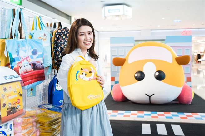 高雄夢時代購物中心在明年1月2日前帶來了《天竺鼠車車》限定快閃店，更帶來了大型天竺鼠車車氣偶「馬鈴薯」讓粉絲現場合影。（高雄夢時代購物中心提供）