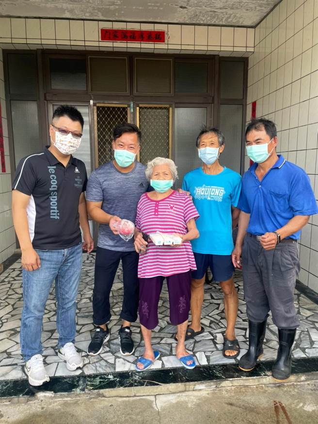 兴大USR协助水尾社区企划成立「阿嬷ㄟ胖」制作适合社区长辈牙口的健康麵包送餐。（兴大提供／陈淑芬台中传真）