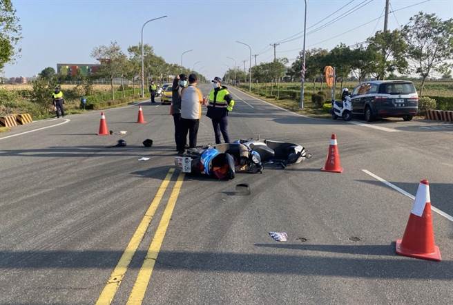 金門環島北路何厝路段今天上午發生2輛機車相撞，2名騎士均受傷送醫的交通事故。（警方提供）