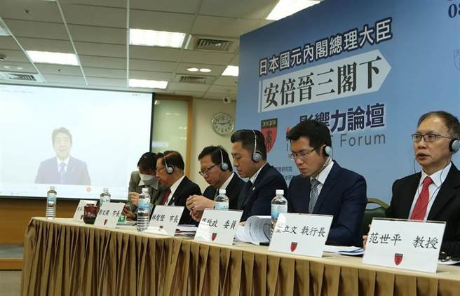 国策研究院1日举办「影响力论坛」，日本前首相安倍晋三视讯演讲，桃园市长郑文灿（右二）、新竹市长林智坚（右）出席向安倍晋三就现今国际情势请益，图右三为国策研究院院长田弘茂。 (陈怡诚摄)
