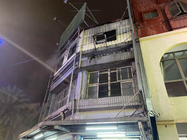 花蓮市區金三角商圈今一間已開立30餘年的老玩具店3樓鐵皮加蓋樓層，突然冒出濃濃白煙，不時還有火舌竄出，所幸現場無人傷亡，消防隊也在30分鐘內撲滅火勢。（羅亦晽攝）