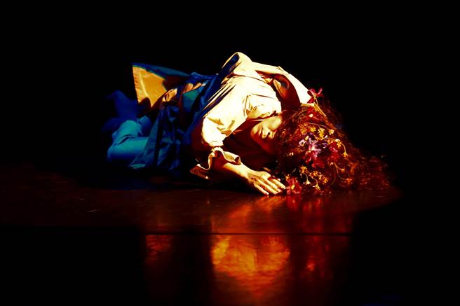 上一秒疯癫地笑着，下一秒又抽搐着哭泣，野草舞蹈聚落创办人吴建纬，以舞蹈书写狂人日记，编创作品《无形》。（林定元摄，野草舞蹈聚落提供）