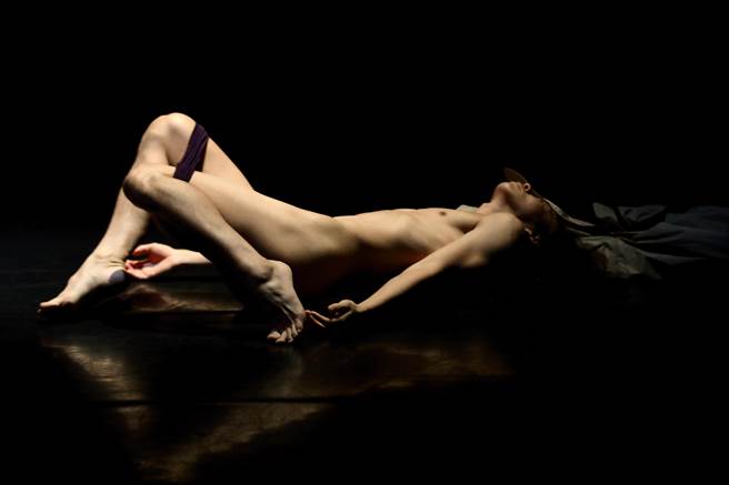 为创作苦熬，野草舞蹈聚落创办人吴建纬经常在排练教室里练到整栋大楼已熄灯，在黑暗中与自我对话。（林定元摄，野草舞蹈聚落提供）