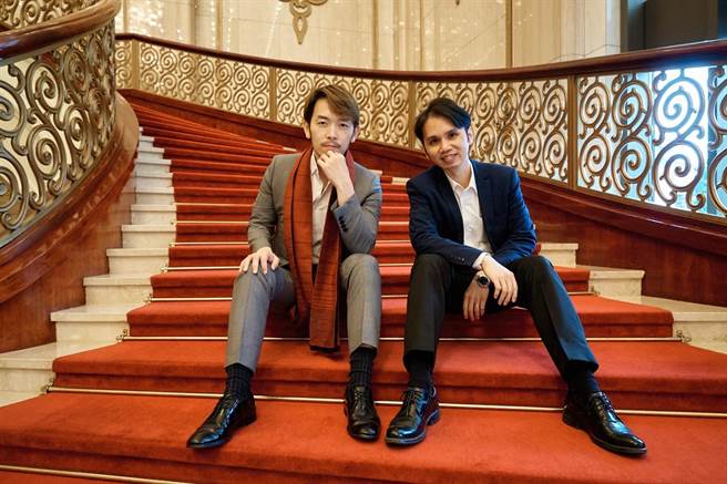 活跃于海内外的台湾钢琴家卢易之（右）与严俊杰（左），两人国中就认识，是师大附中的学长和学弟，近期两人将再度合作双钢琴演奏，诠释浦朗克的双钢琴协奏曲。（国家交响乐团提供）