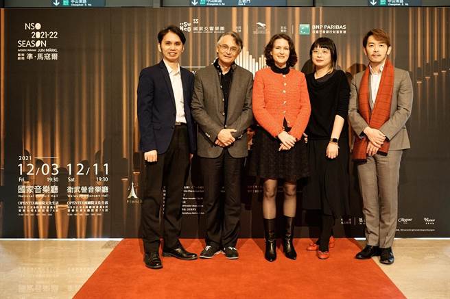 国家交响乐团艺术顾问暨指挥准．马寇尔 （左二）为观眾安排不同时期的法国音乐曲目。左一为钢琴家卢易之，左三起为法国巴黎银行台湾区总经理博玛侬（Manon Breuvart）、国家交响乐团执行长郭玟岑与钢琴家严俊杰。（国家交响乐团提供）