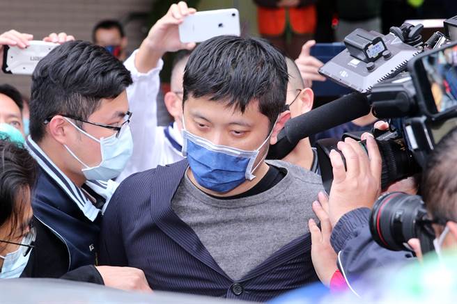 涉嫌對民進黨立委高嘉瑜施暴的男子林秉樞（中），11月30日凌晨被新北警方拘提，偵訊後1日傍晚移送新北地檢署偵辦。（黃世麒攝）