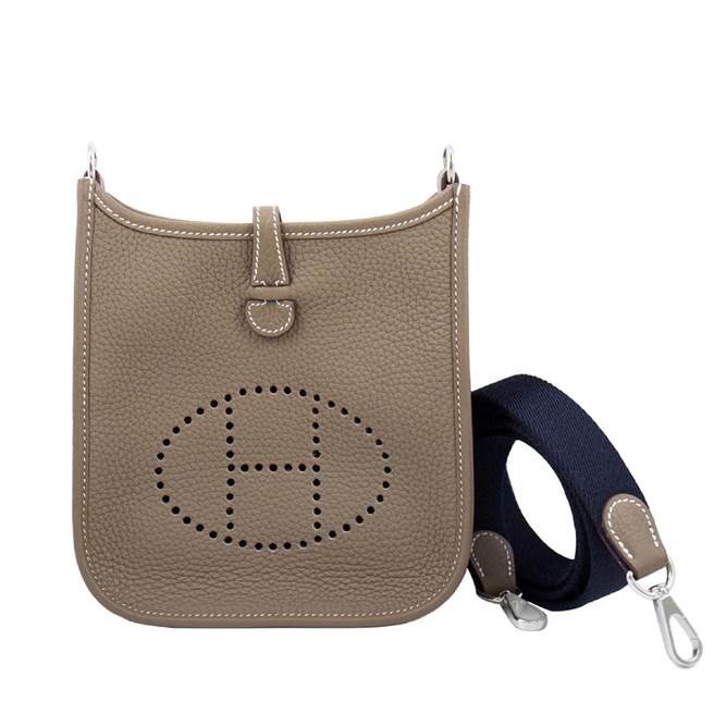 Yahoo奇摩购物中心的HERMES mini Evelyne 斜背包 Etoupe x Blue Indigo，原价10万1400元，特价8万6190元。（Yahoo奇摩购物中心提供）