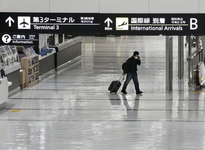 日本確認境內第2例Omicron病例，已將同機入境114名乘客全數匡列為密切接觸者。圖為示意圖，並非當事人。（圖／美聯社）
