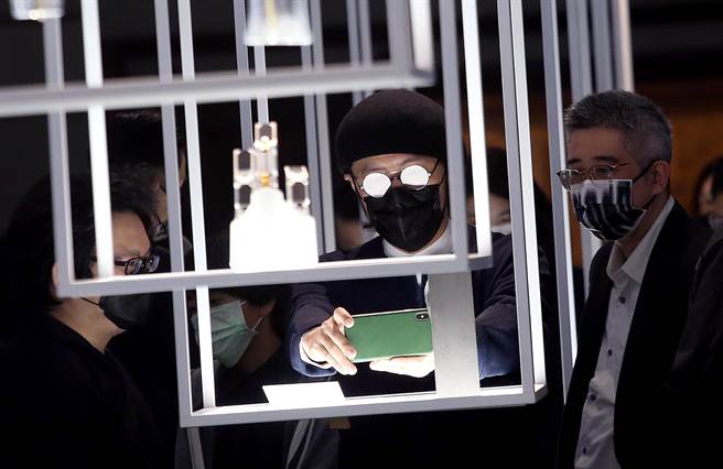 「2021金点设计展」11月30日在松山文创园区台湾设计馆开幕，展出近200件获得金点设计奖及金点概念设计奖的作品。在展场中，参观民眾仔细欣赏各式作品。（范扬光摄）