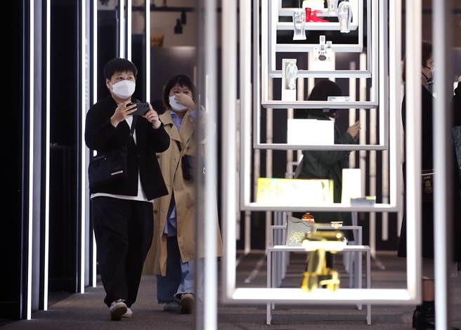 「2021金点设计展」11月30日在松山文创园区台湾设计馆开幕，展出近200件获得金点设计奖及金点概念设计奖的作品。在展场中，参观民眾仔细欣赏各式作品。（范扬光摄）