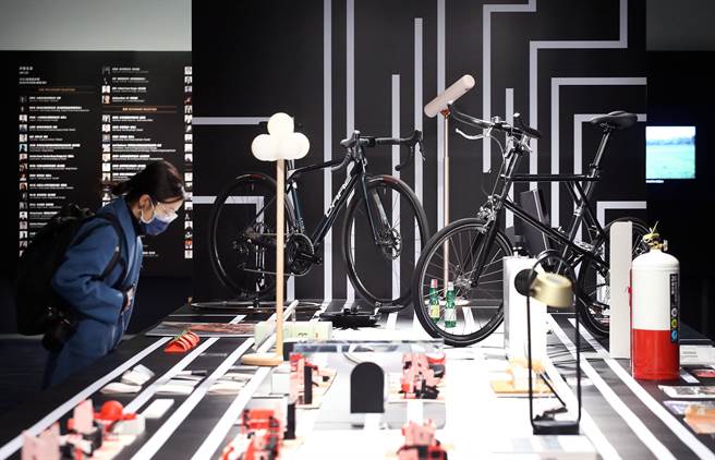 「2021金点设计展」11月30日在松山文创园区台湾设计馆开幕，展出近200件获得金点设计奖及金点概念设计奖的作品。在展场中，参观民眾仔细欣赏各式作品。（范扬光摄）
