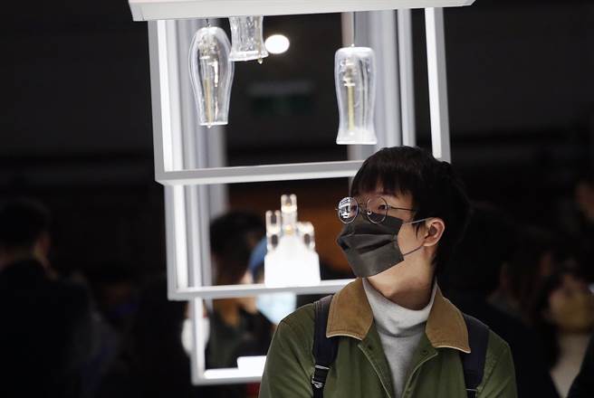 「2021金点设计展」11月30日在松山文创园区台湾设计馆开幕，展出近200件获得金点设计奖及金点概念设计奖的作品。在展场中，参观民眾仔细欣赏各式作品。（范扬光摄）