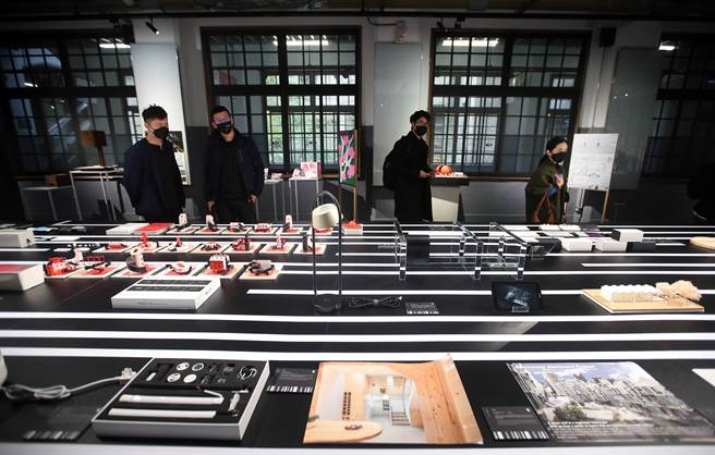 「2021金点设计展」11月30日在松山文创园区台湾设计馆开幕，展出近200件获得金点设计奖及金点概念设计奖的作品。在展场中，参观民眾仔细欣赏各式作品。（范扬光摄）