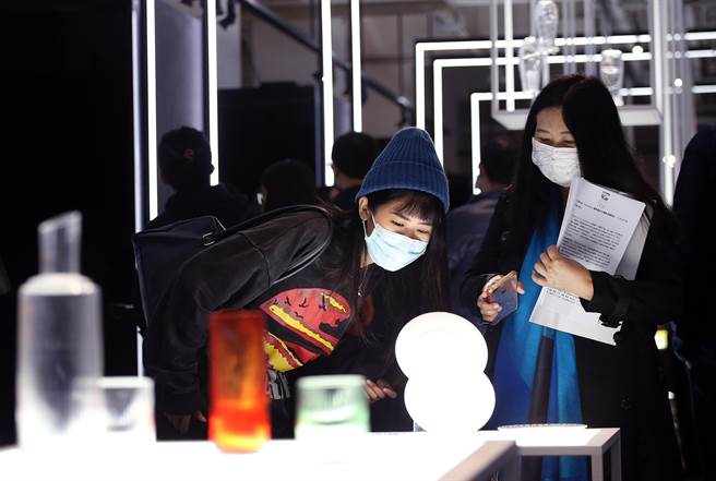 「2021金点设计展」11月30日在松山文创园区台湾设计馆开幕，展出近200件获得金点设计奖及金点概念设计奖的作品。在展场中，参观民眾仔细欣赏各式作品。（范扬光摄）