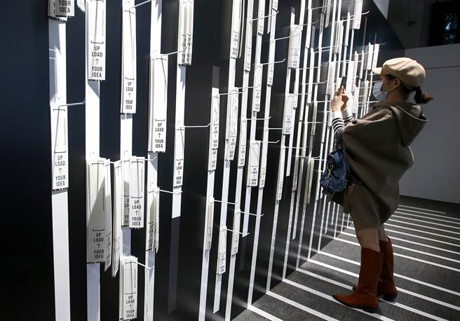 「2021金点设计展」11月30日在松山文创园区台湾设计馆开幕，展出近200件获得金点设计奖及金点概念设计奖的作品。在展场中，参观民眾仔细欣赏各式作品。（范扬光摄）