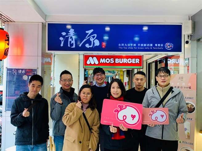 桃园市市民卡6周年系列活动，1日再推出市民卡喝手摇饮优惠，包含清原芋圆、万波岛屿红茶、迷客夏Milk Shop、老赖茶栈、茶聚都有95折或大杯折5元活动。（赖佑维摄）