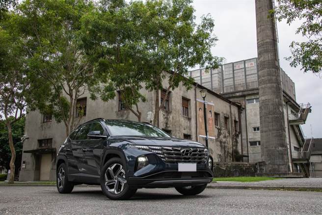 HYUNDAI Tucson L车身以钣件折线展现肌肉感，有如展翅造型的日行灯相当抢眼，试驾车为高阶的GLT-B版（见图），预接单价108.9万元，另有GLT-A版，预接单价99.9万元。拍摄地点为近期热播戏剧《茶金》的场景「花莲文化创意产业园区」。（陈大任摄）
