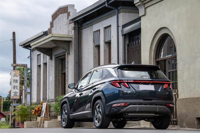 车尾贯穿式光条及羽翼尾灯。拍摄地点为近期热播戏剧《茶金》的场景「宜兰二结壳仓」。（陈大任摄）