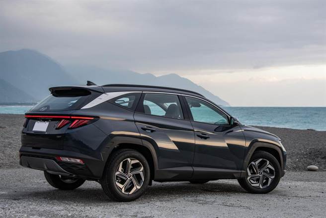 车侧採用夸张的钣件折线设计。（陈大任摄）