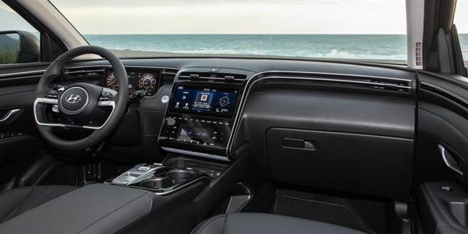 仪表控台显得宽阔大器。（陈大任摄）