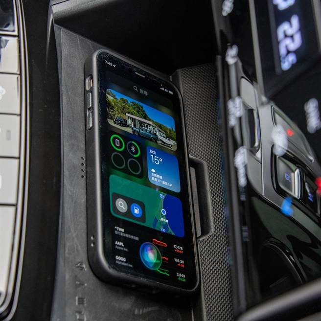 中控台下方储物空间附加Qi无线充电座。（陈大任摄）