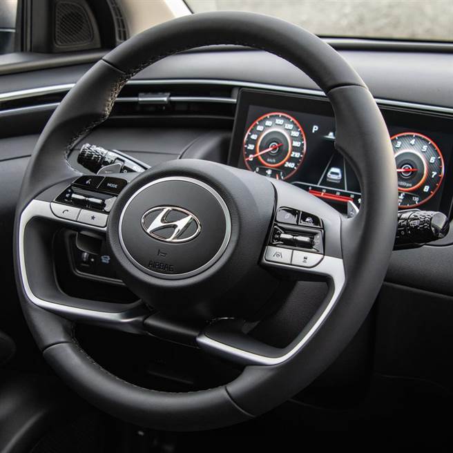 多功能方向盘造型新颖。（陈大任摄）