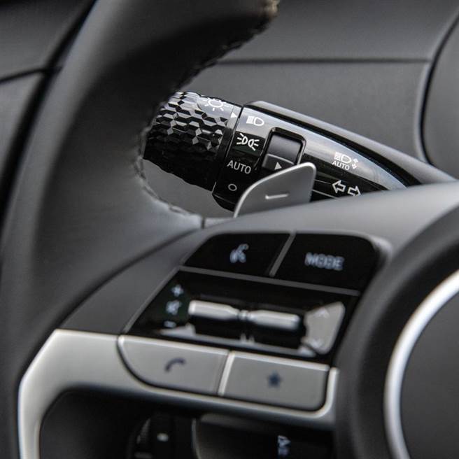 大灯拨杆採钻石压花造型。（陈大任摄）