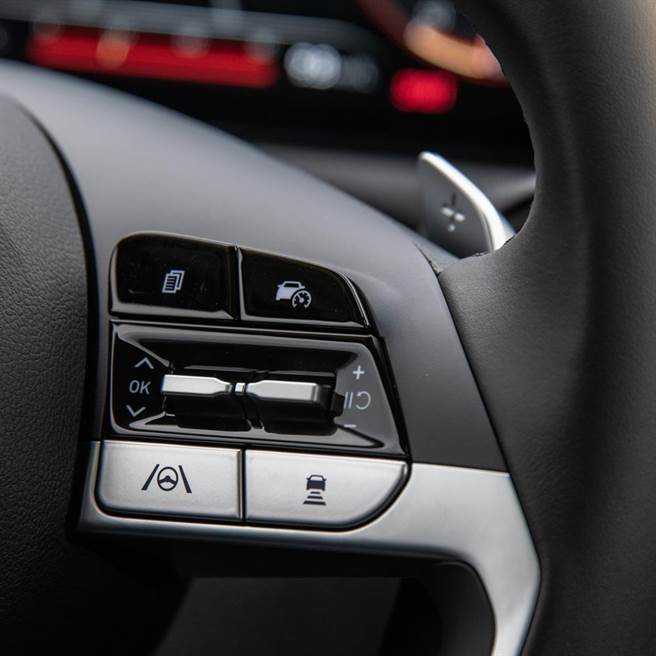 定速、车距及车道维持等功能按键。（陈大任摄）