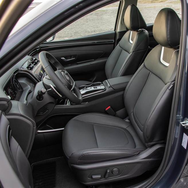 驾驶座提供多向电动调整及腰靠功能。（陈大任摄）