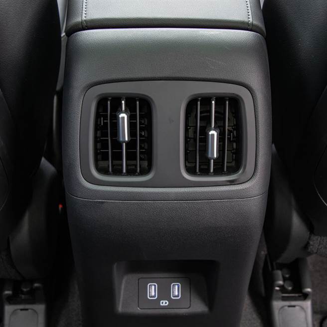 后座出风口下方附两组充电插孔。（陈大任摄）