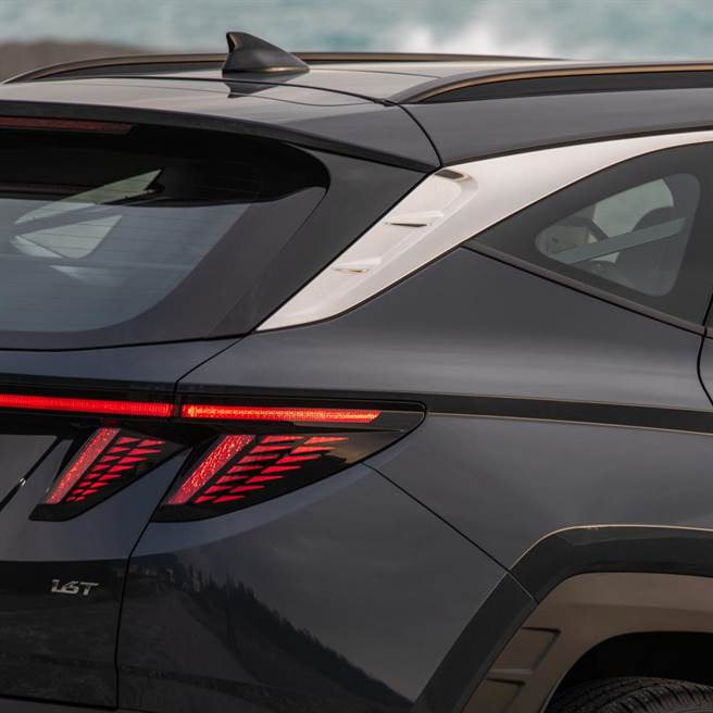 D柱採取大面积银色饰条。（陈大任摄）