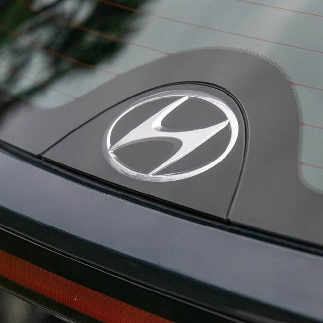 车尾品牌logo採取平面化设计。（陈大任摄）