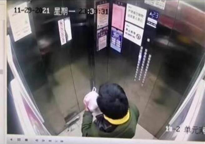 安徽外卖员朝麻辣烫排便？警方受理平台处理中。（凤凰新闻网）