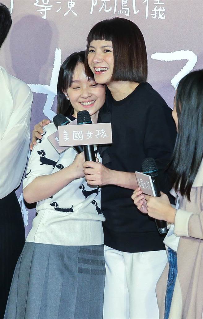 神秘嘉宾李心洁（右）惊喜现身给方郁婷大大的鼓励拥抱。（粘耿豪摄）